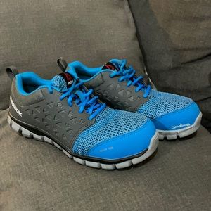 Reebok Alloy toe shoes perfect for work it has some signs of wear